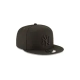 Gorro New Era negro con logo de los New York Yankees bordado en el frente.
