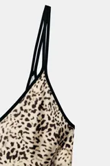 Vestido midi de estilo lencero con estampado animal print, confeccionado en tejido satinado. Presenta escote en pico tanto en el delantero como en la espalda y cuenta con doble tirante fino en color negro.
