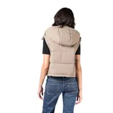 Campera multifunción modular de nylon matelaseado color taupe. Diseño versátil con sistema de cierres que permite transformarla en cuatro versiones: campera larga, campera corta, chaleco largo y chaleco corto. Cuenta con capucha desmontable, cierre frontal completo y bolsillos laterales.