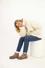 Bota marrón de cuero con plataforma y cierre frontal con cremallera.