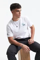 Remera blanca de manga corta con cuello redondo y fit regular. Presenta un estampado frontal con texto y un diseño gráfico en tonos verde azulado y negro.