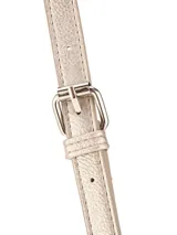 Bandolera Terrano rectangular de color dorado, con tapa frontal amplia, correa larga regulable con hebilla y detalles metálicos plateados.