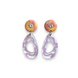 Aros colgantes con base circular rosa, detalle de strass y dije transparente con diseño abstracto celeste.