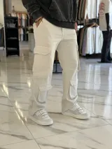 Pantalón de jean estilo cargo, color azul, de corte ancho y holgado, con múltiples bolsillos laterales en muslos y pantorrillas.
