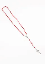 Cadena tipo rosario con cuentas redondas color blanco perla y crucifijo plateado.