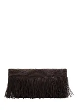 Bolso de mano tipo sobre color marrón oscuro, tejido en fibra natural con flecos. Interior forrado.