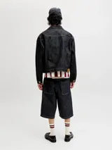 Bermuda de denim azul oscuro con pinzas, de corte ancho y largo hasta las rodillas, con costuras a contratono.