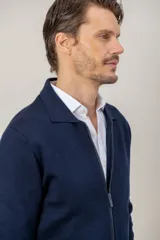 Overshirt de punto color azul marino, con cuello tipo polo, cierre frontal completo y dos bolsillos frontales tipo parche.