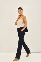 Pantalón sastrero de denim color azul oscuro con costuras a contratono. De corte recto y tiro medio-alto, con cierre metálico y gancho sastrero en el frente.