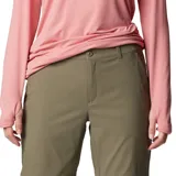 Pantalon de trekking Columbia modelo Leslie Convert, color verde oliva. Es una prenda técnica convertible que permite desmontar las piernas para transformarse en shorts. Cuenta con cintura media, rodillas articuladas, múltiples bolsillos funcionales y tecnología de secado rápido.