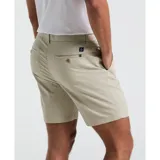 Bermuda color beige, corte chino, largo a la rodilla.