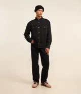Camisa masculina Blue Steel de corte oversized tipo boxy, confeccionada en denim de algodón con efecto marmolado. Presenta cuello camisero, mangas largas, cierre frontal con botones metálicos y dos bolsillos con solapa en el pecho.