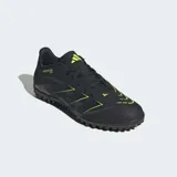 Championes de fútbol Adidas Predator Club diseñados para césped sintético. Cuentan con un exterior sintético negro con textura Strikeprint para mejorar el control de la pelota, detalles en color amarillo flúor y suela de caucho con tacos bajos.