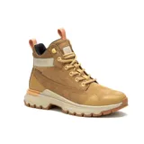 Bota híbrida de estilo casual y deportivo, confeccionada en nubuck impermeable color arena. Presenta diseño de caña media con cordones, entresuela de EVA ligera y suela de goma dentada para mayor tracción. Incluye detalles de malla en el cuello y tiradores en la parte trasera.