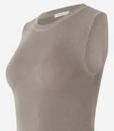 Blusa sin mangas color beige confeccionada en tejido de punto con textura acanalada y cuello redondo.