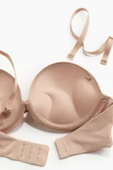 Soutien balconette de microfibra con copas super push-up acolchadas, aros, varillas laterales de sujeción y breteles ajustables extraíbles.