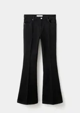 Pantalón vaquero de corte flare y tiro alto, con diseño largo de cinco bolsillos y cierre frontal de cremallera y botón.