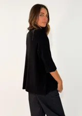 Sweater de punto color bordó, con cuello alto y mangas cortas con terminación acanalada.