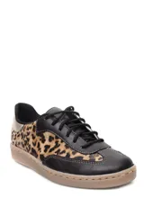 Zapatillas deportivas de cuero negro con estampado animal print y detalles plateados en el talón.