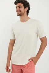 Remera celeste de algodón con bolsillo en el pecho y cuello redondo.