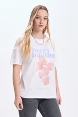 Remera blanca de algodón con estampado de flores rosadas y texto en celeste.