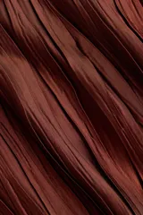 Pantalón wide leg marrón de tejido plisado con ligero brillo, cintura elástica y bolsillos laterales al bies.
