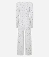 Pijama de dos piezas confeccionado en tejido de punto con estampado floral. Incluye una blusa de cuello redondo, manga larga y botones frontales, junto con un pantalón de cintura elástica.