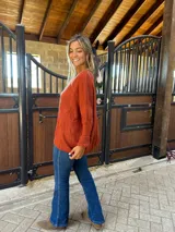 Buzo oversize color terracota, con diseño de ochos en el frente y liso en la espalda.