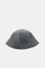Gorro tipo bucket confeccionado en hilatura de lana, con diseño minimalista y textura suave.