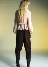 Pantalón de tiro medio color marrón, con diseño wide leg, pinzas en la parte delantera, bolsillos laterales y cierre frontal con botón, gancho y cremallera.
