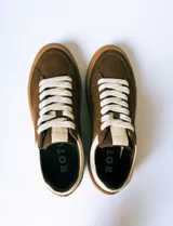 Championes urbanos de gamuza color bordó con suela de goma color caramelo y cordones blancos.