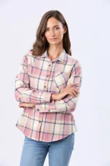 Camisa de viyela a cuadros en tonos rosado, beige y gris, de manga larga, con cuello camisero, cierre frontal de botones y un bolsillo aplicado en el pecho.
