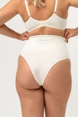 Bombacha de bikini tiro alto color blanco, confeccionada en lycra con faja abdominal de lycra reforzada y fundillo de algodón.