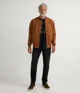 Chaqueta bomber azul marino lisa, con cierre frontal, cuello redondo y bolsillos laterales.