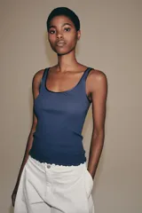 Musculosa de algodón color azul marino, de ajuste slim fit, con escote redondo y terminación ondulada en el bajo.