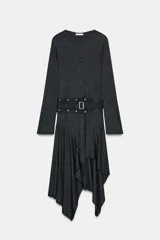 Vestido midi de cuello redondo y manga larga, confeccionado en tejido de punto gris oscuro. Presenta un cinturón integrado con hebilla y aplicación de tachas metálicas, y un bajo con diseño asimétrico y volados.