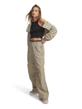 Pantalón cargo de corte holgado confeccionado en tejido técnico ripstop resistente al agua. Presenta cintura elástica con cierre de botón a presión, bolsillos laterales con cremallera, bolsillo cargo y cordón elástico ajustable en los bajos.