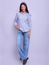 Camisa de vestir entallada a rayas verticales celestes y blancas, de manga larga y cuello clásico.