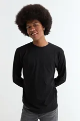 Remera de manga larga con cuello redondo, confeccionada en tejido de algodón y poliéster, con diseño básico y ajuste estándar.