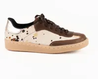 Zapatilla urbana de cuero vacuno con paneles de cuero de pelo con estampado animal print. Presenta detalles en cuero liso color marrón, talón en tono metalizado y suela de goma cosida.