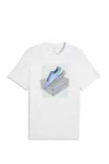 Remera Puma de color blanco con estampa frontal centrada que representa un champión sobre una caja, con detalles en tonos celestes y verdes.