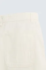 Bermuda de algodón color beige claro con rayas verticales finas en tono más oscuro. Diseño de corte regular con bolsillos delanteros y bolsillos traseros de plastrón.