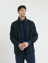 Campera de tejido micropolar, color azul marino, con cierre frontal, cuello alto y bolsillo con cierre en el pecho.