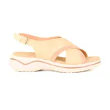 Sandalias de cuero color beige con tiras cruzadas y ajuste con hebilla.