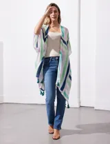 Kimono tejido con estampado a rayas verticales en tonos azul, verde y lila, con mangas amplias estilo japonés y terminación con borlas en el ruedo.