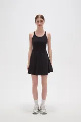 Vestido corto de poliamida, con diseño al cuerpo, breteles finos regulables y escote redondo.