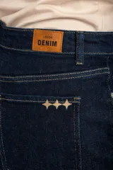 Short de denim azul oscuro con fitting recto y tiro medio, confeccionado en algodón con costuras pespunteadas en color tostado.