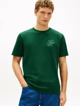 Remera de cuello redondo Tommy Hilfiger confeccionada en puro algodón, con corte regular, manga corta y logo tonal bordado en el pecho.