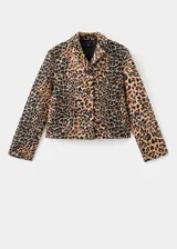 Chaqueta corta de corte recto con estampado de leopardo, cuello camisero, manga larga, bolsillos delanteros de parche y cierre frontal con botones.