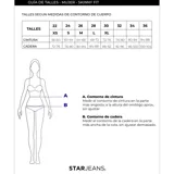 Cárdigan gris de punto con cuello en V, cierre frontal con botones y bolsillos de parche.